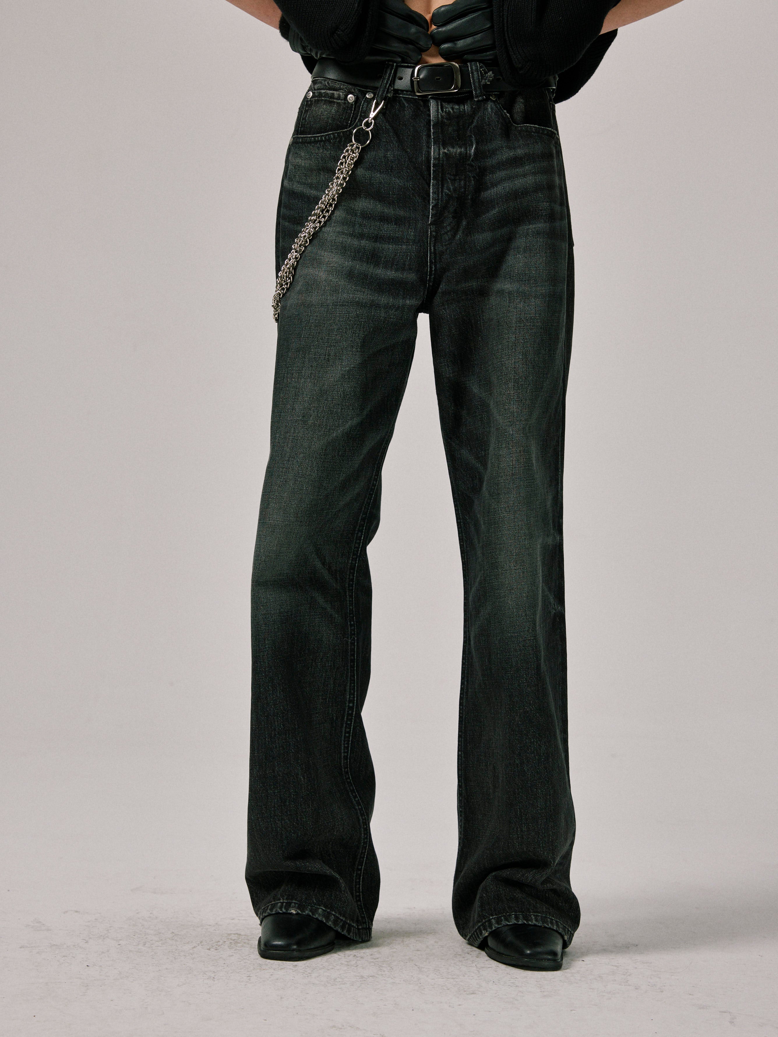 Flared Jeans in Vintage Black