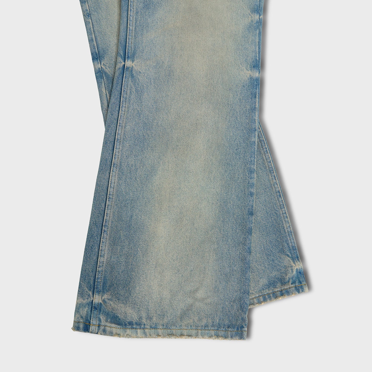 Distressed Jeans in Vintage Blue
